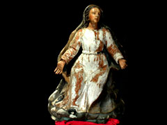 Hampel Schnitzfigur einer auf Wolken sitzenden Madonna im blauen Mantel