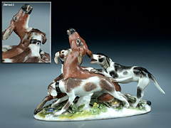 Hampel Kleine Meissener Figurengruppe von drei Jagdhunden, ein Reh anfallend