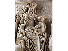 Hampel Relief nach dem Vorbild des Tellusreliefs von der Ara Pacis in Rom, dem Friedensaltar des Kaisers Augustus, der im Jahre 9 v. Chr. eingeweiht wurde