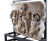 Hampel Relief nach dem Vorbild des Tellusreliefs von der Ara Pacis in Rom, dem Friedensaltar des Kaisers Augustus, der im Jahre 9 v. Chr. eingeweiht wurde