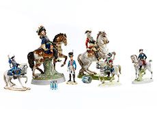 Hampel Konvolut von fünf Porzellan-Reiterfiguren und einer Porzellan-Soldatenfigur sowie zwei Porzellan-Trommeln
