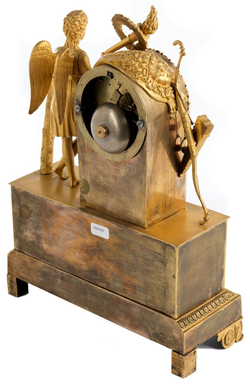 Französische Kaminuhr in feuervergoldeter Bronze und figürlicher