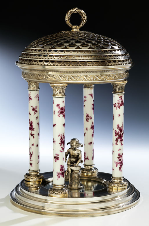  Silbertempietto mit Porzellansäulen