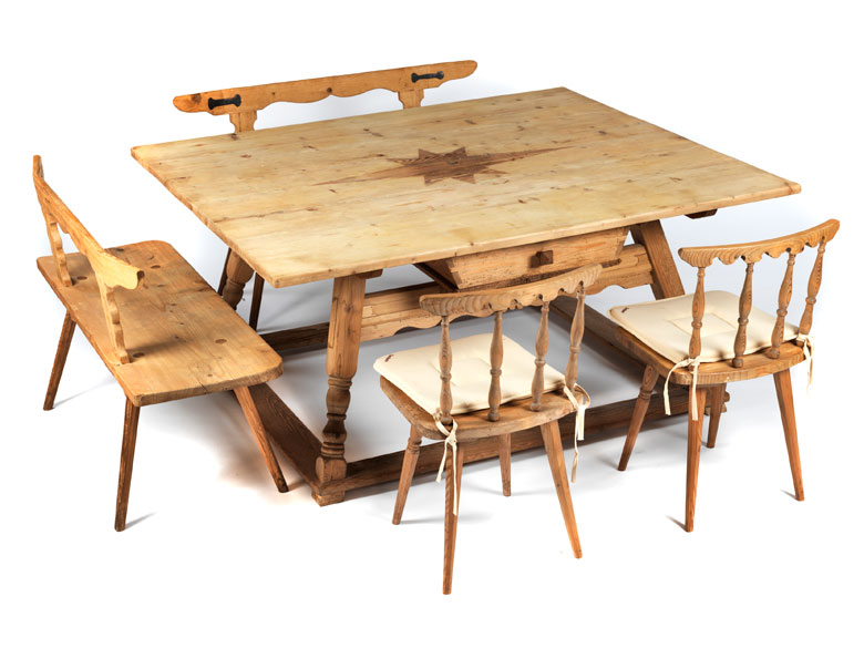 Großer Jogltisch mit zwei Bänken und zwei Stühlen Hampel Kunstauktionen