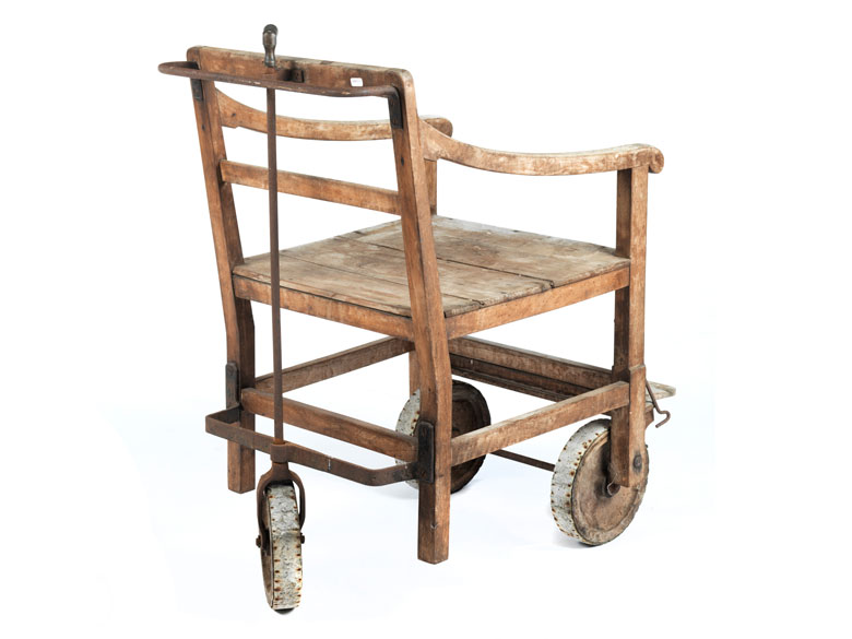 Alter Rollstuhl - Hampel Fine Art Auctions