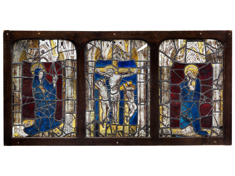 Dreiteiliges Fensterglasbild mit Darstellung des Kreuzes Christi mit den Assistenzfiguren Maria und Johannes Evangelist