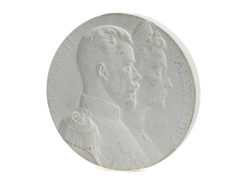 Rundes Portraitmedaillon mit Büstendarstellung von Zar Nikolaus II sowie seiner Gattin Alexandra