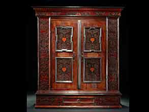 Tiroler Schrank mit Flachschnitzerei - Hampel Kunstauktionen