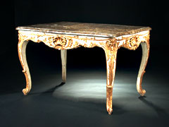 Höfischer, weiß-gold gefaßter Tisch im Rokoko-Stil mit Marmorplatte