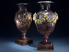 Paar Marmorvasen mit vergoldeter Bronzemontierung