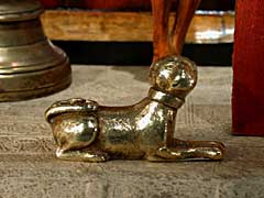 Detailabbildung: Kleine Bronzefigur eines liegenden Jagdhundes