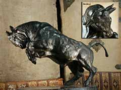 Detailabbildung: Bronze-Figur eines springenden Stieres