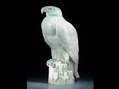 Porzellan-Figur eines auf einem Felsen sitzenden Adlers