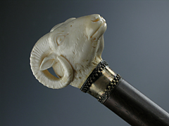 Detailabbildung:  Spazierstock mit Elfenbeinknauf in Form eines Widderkopfes