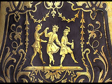 Detailabbildung: Barocke Standuhr, in Boulletechnik mit reich vergoldeter Bronzedekoration und bekrönender Chronos-Figur
