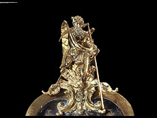 Detailabbildung: Barocke Standuhr, in Boulletechnik mit reich vergoldeter Bronzedekoration und bekrönender Chronos-Figur