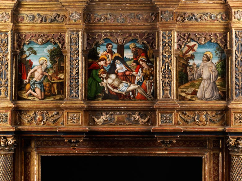 Große geschnitzte und gefasste Kaminfront mit Tafelgemälden - Hampel