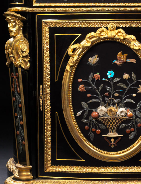 Paar große, attraktive Anrichtkommoden mit Marmorplatten und reicher