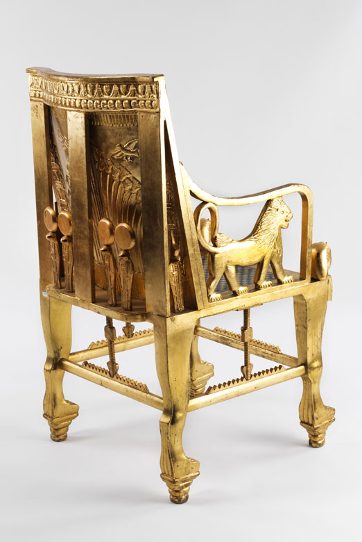 Vergoldeter Sessel im Stil des ägyptischen Königsthrons des Tutenchamun