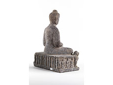 Detailabbildung: Sitzende Buddhafigur in Stein