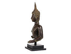Detailabbildung: Bronzetorso einer Buddhafigur