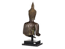 Detailabbildung: Bronzetorso einer Buddhafigur