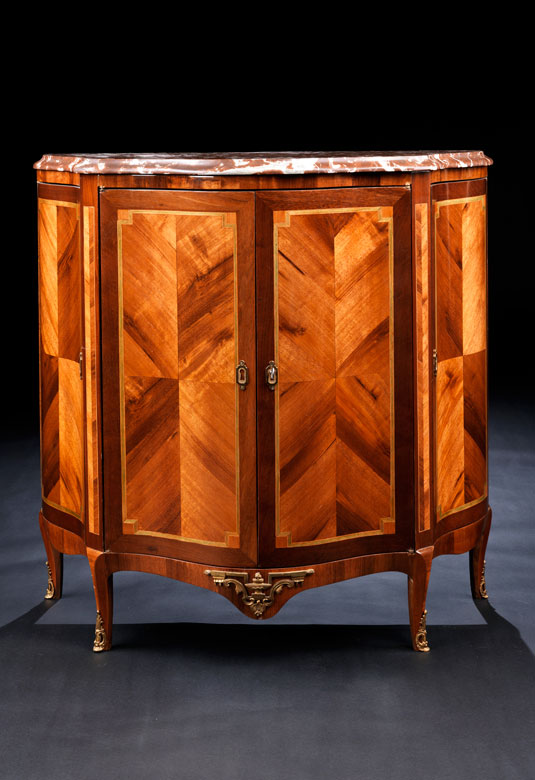 Paar Türkommoden mit Marmorplatten im Transitionsstil - Hampel Fine Art