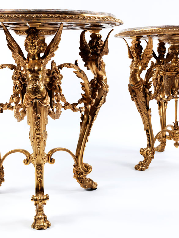 Paar elegante Salon-Guéridontische in Bronze mit Marmorplatten - Hampel