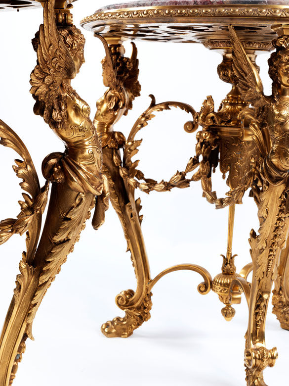 Paar elegante Salon-Guéridontische in Bronze mit Marmorplatten - Hampel