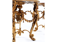 Paar elegante Salon-Guéridontische in Bronze mit Marmorplatten - Hampel