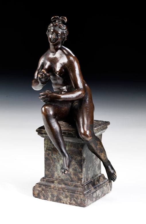 Bronzefigur einer sitzenden Venus