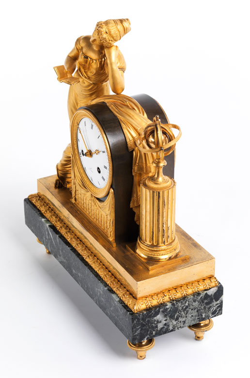 Französische Kaminuhr in Bronze und Feuervergoldung mit figürlicher