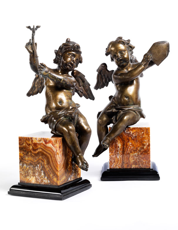 Paar Engelsputten in Bronze mit religiösen Attributen