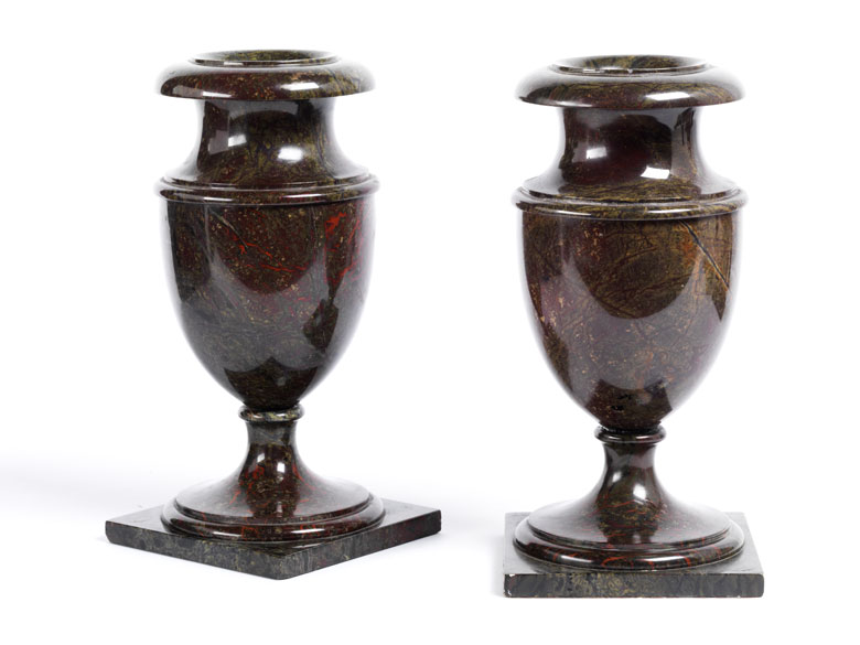 Paar Vasen in seltenem balkanischem Marmor