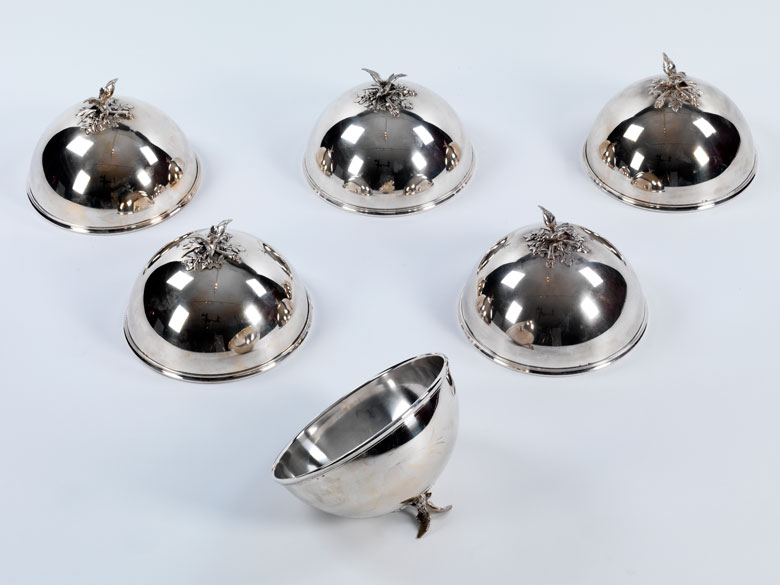 Sechs Speiseservier-Cloches aus Silber
