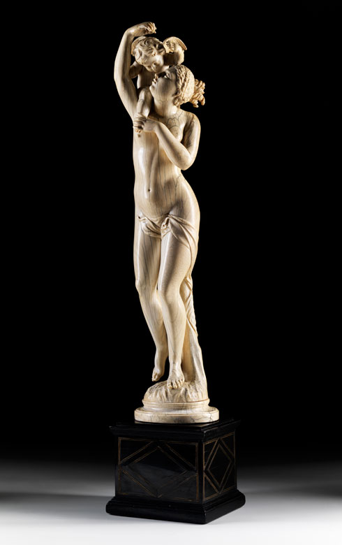Elfenbeinschnitzfigur einer nackten Venus mit dem Amorknäblein
