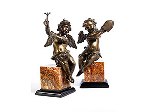 Paar Engelsputten in Bronze mit religiösen Attributen
