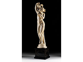 Elfenbeinschnitzfigur einer nackten Venus mit dem Amorknäblein