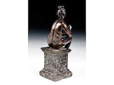 Detailabbildung: Bronzefigur einer sitzenden Venus