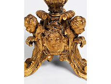 Detailabbildung: Äußerst seltener und fein gearbeiteter Tischleuchter mit dem Wappen von Papst Innozenz XII. (Antonio Pignatelli, 1615 - 1700)