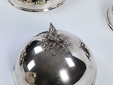 Detailabbildung: Sechs Speiseservier-Cloches aus Silber