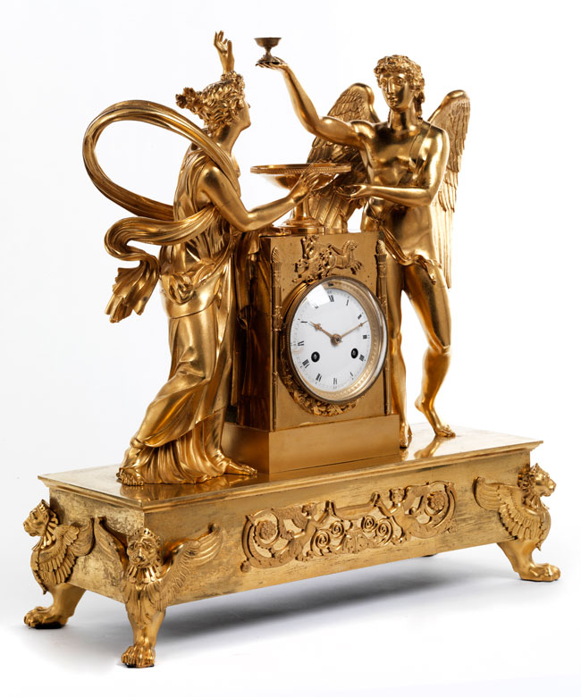 Französische Kaminuhr in Bronze mit Feuervergoldung und ganzfigürlicher