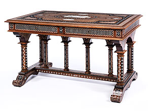Salontisch mit reicher Elfenbein- und Ebenholzintarserie im maurisch geprägten Renaissance-Stil