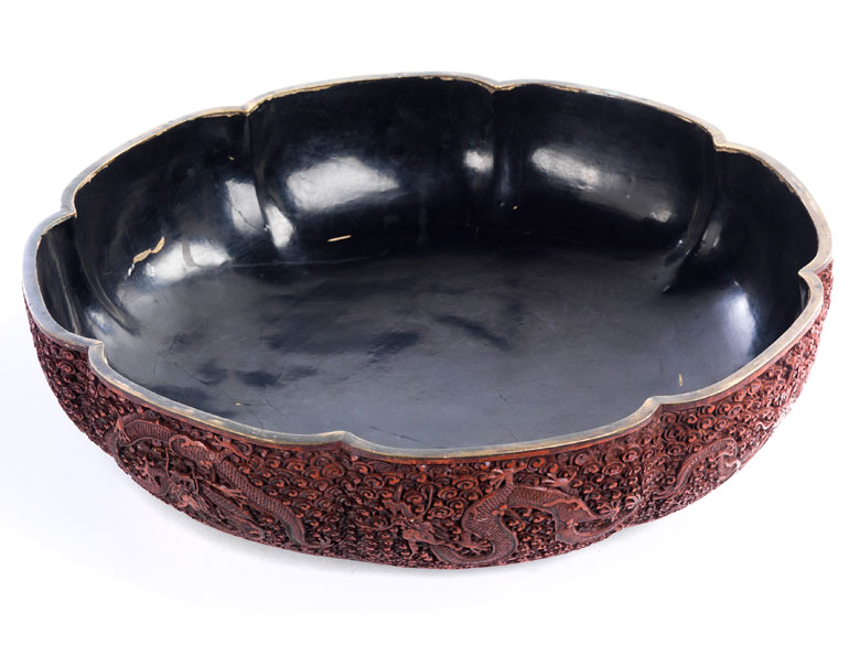 Große Rotlackdose mit Palastszene - Hampel Kunstauktionen