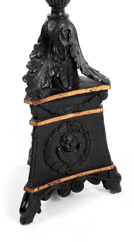 Hoher, in Holz geschnitzter Bodenleuchter - Hampel Fine Art Auctions