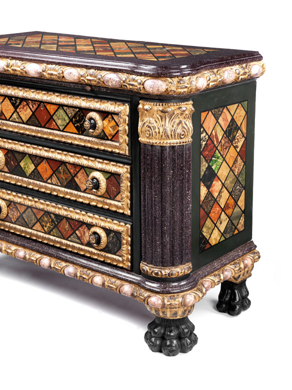 Äußerst seltene Kommode mit trompe l'oeil-artiger Fassung, in der das