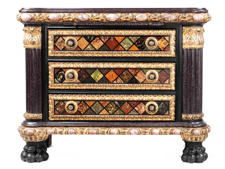 Äußerst seltene Kommode mit trompe l'oeil-artiger Fassung, in der das